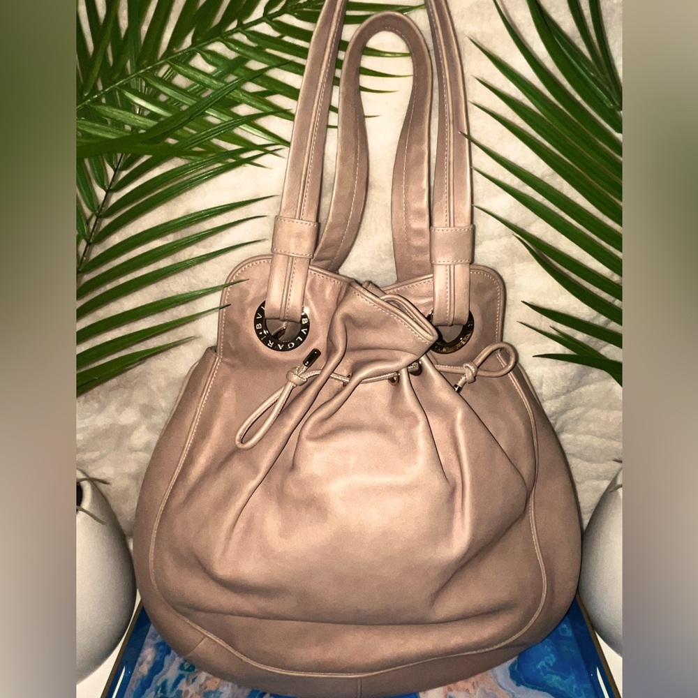 🍀 Bvlgari Bulgari beige/dusty pink leather drawstring shoulder bucket bag